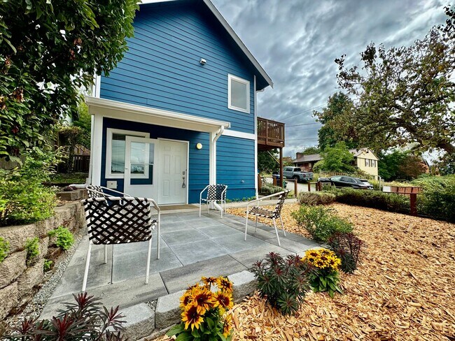 Building Photo - Beautifully renovated 2 bedroom, 1 bath ho...