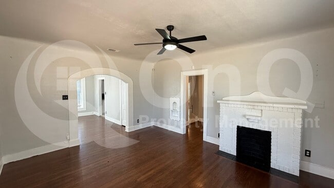 Building Photo - 2703 Gladstone Dr