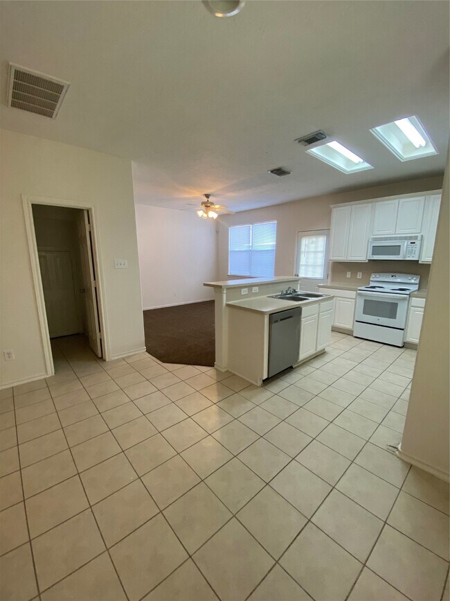 Foto del edificio - 8925 Elm Drake Ln