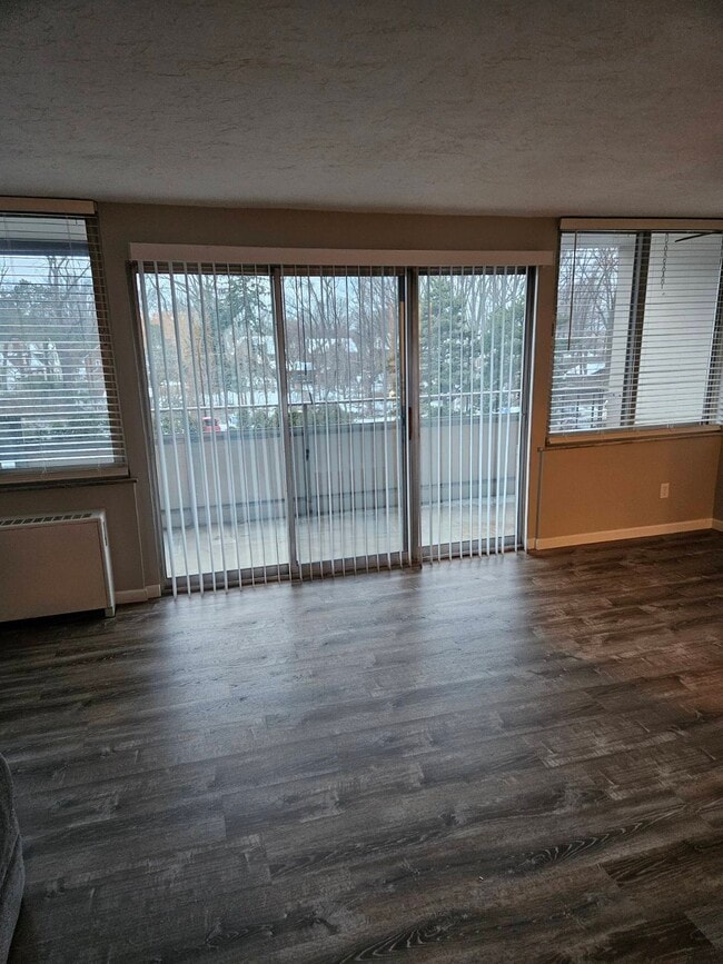 Foto del edificio - 12900 Lake Ave