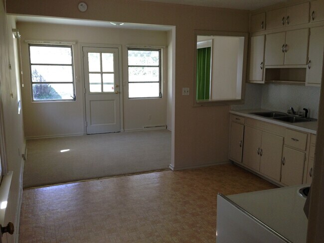 Building Photo - 2 BR House w/ Detached Garage, within 2 mi...