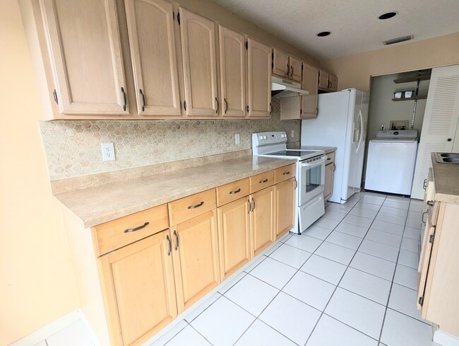 Building Photo - 1322 Sandpiper Blvd