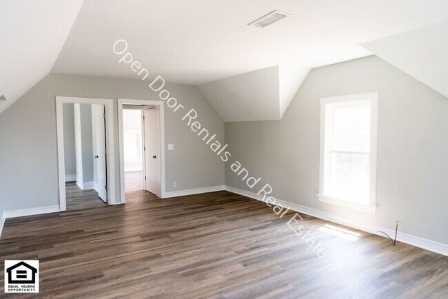 Building Photo - 109 1/2 E Broad St