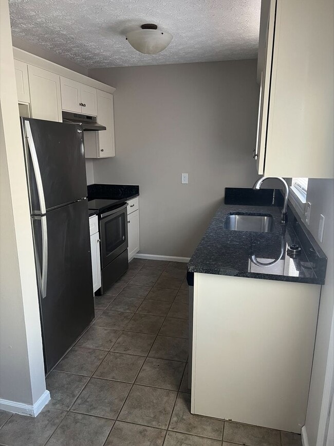 Building Photo - Spacious 2-Bedroom Townhouse with Garage