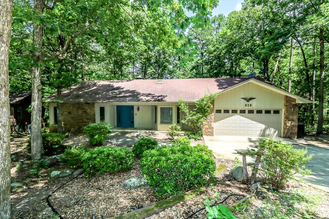 Foto del edificio - Beautiful 3 bedroom, 3 bath,  mother-in-law sweet with full kitchen in lower level.