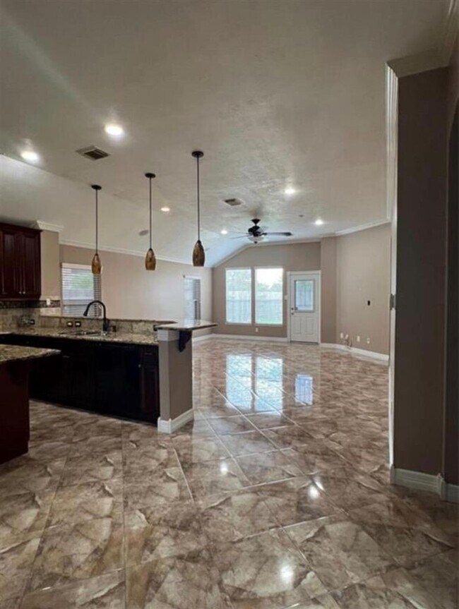 Foto del edificio - 15930 Hidden Crest Dr