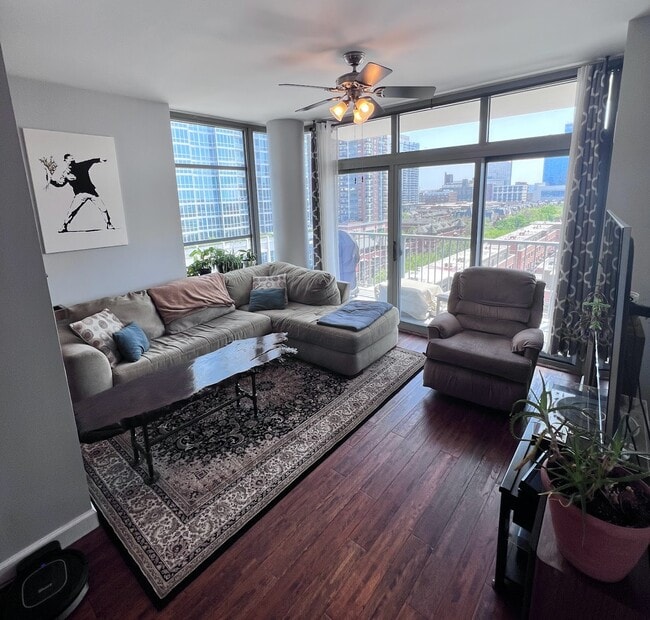 Living Room - 1600 S Prairie Ave