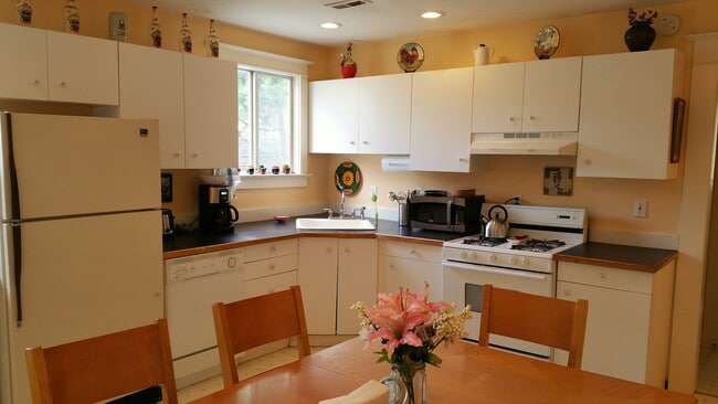 Kitchen facing North - 131 SW Hooker St