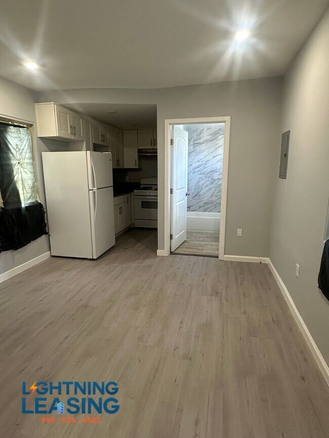 Foto del edificio - 5863 1/2 S West Blvd-D