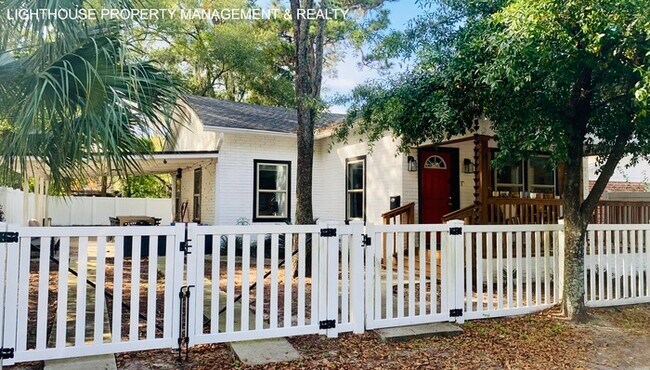 Building Photo - Delightful 3 Bed/2 Bath Craftsman Style Ho...