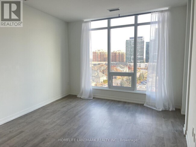 Photo du bâtiment - 8868 Yonge St