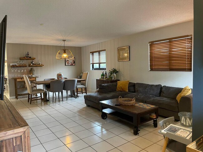 Foto del edificio - 6714 N Waterway Dr