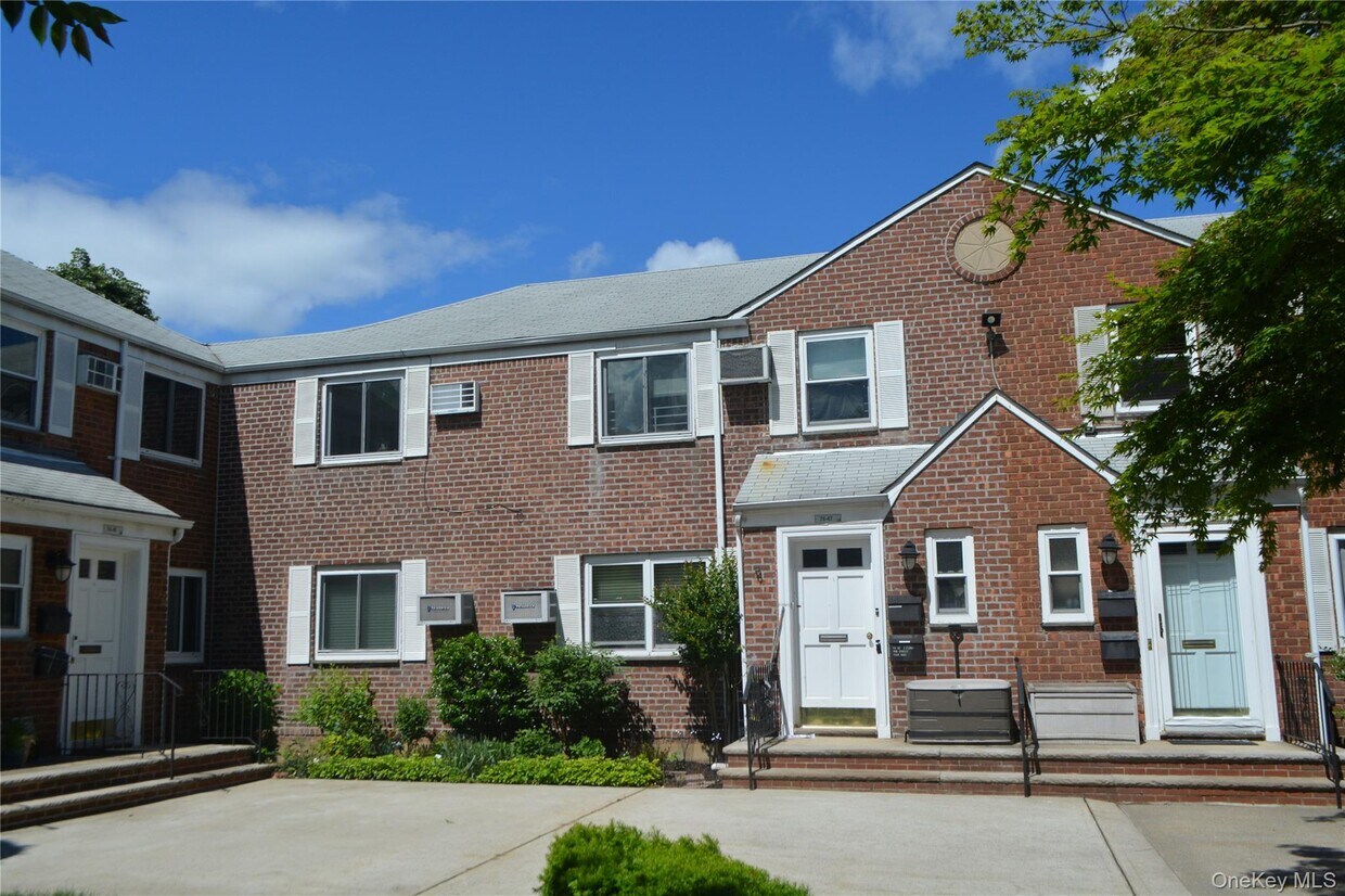 Foto principal - 74-47-74260 260th St