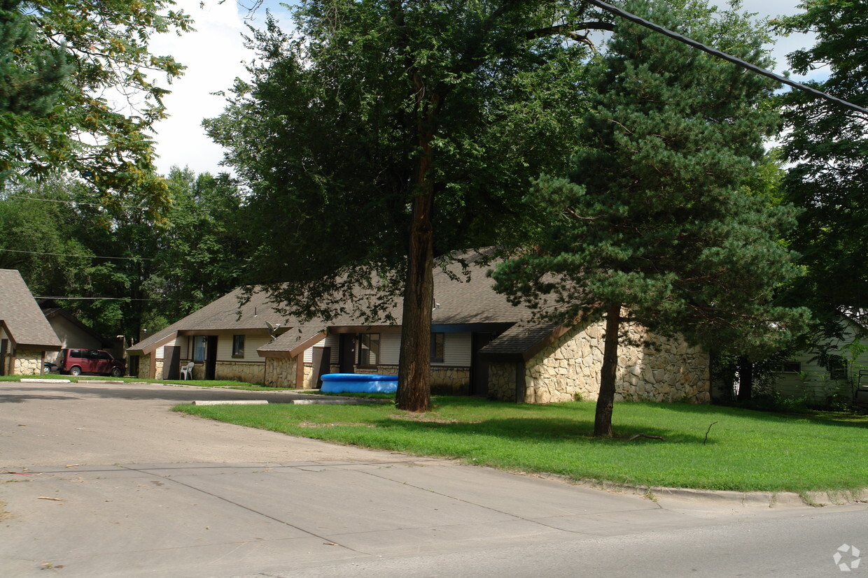 Bluestem Apartments - (NW) 32-Unit Apartment Complex