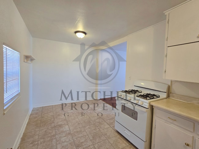 Building Photo - 3 bedroom 1 bath in a quiet neighborhood!