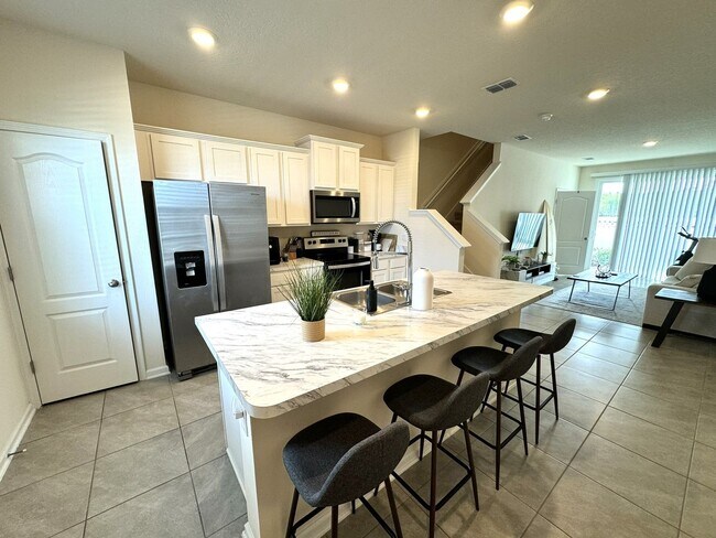 Building Photo - Beautiful Oakleaf Plantation Townhome w/ T...
