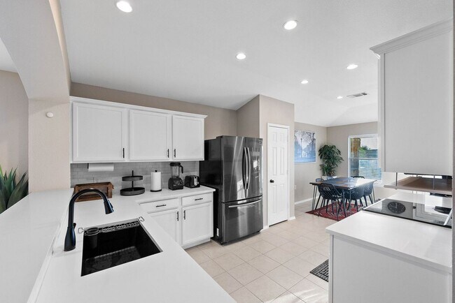 Foto del edificio - 6117 Los Cielos Blvd