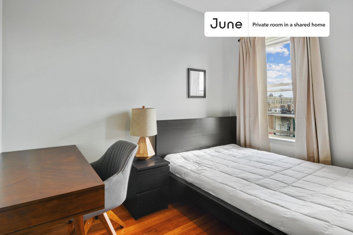 Foto principal - Room in Shared 4 bed/1 bath home