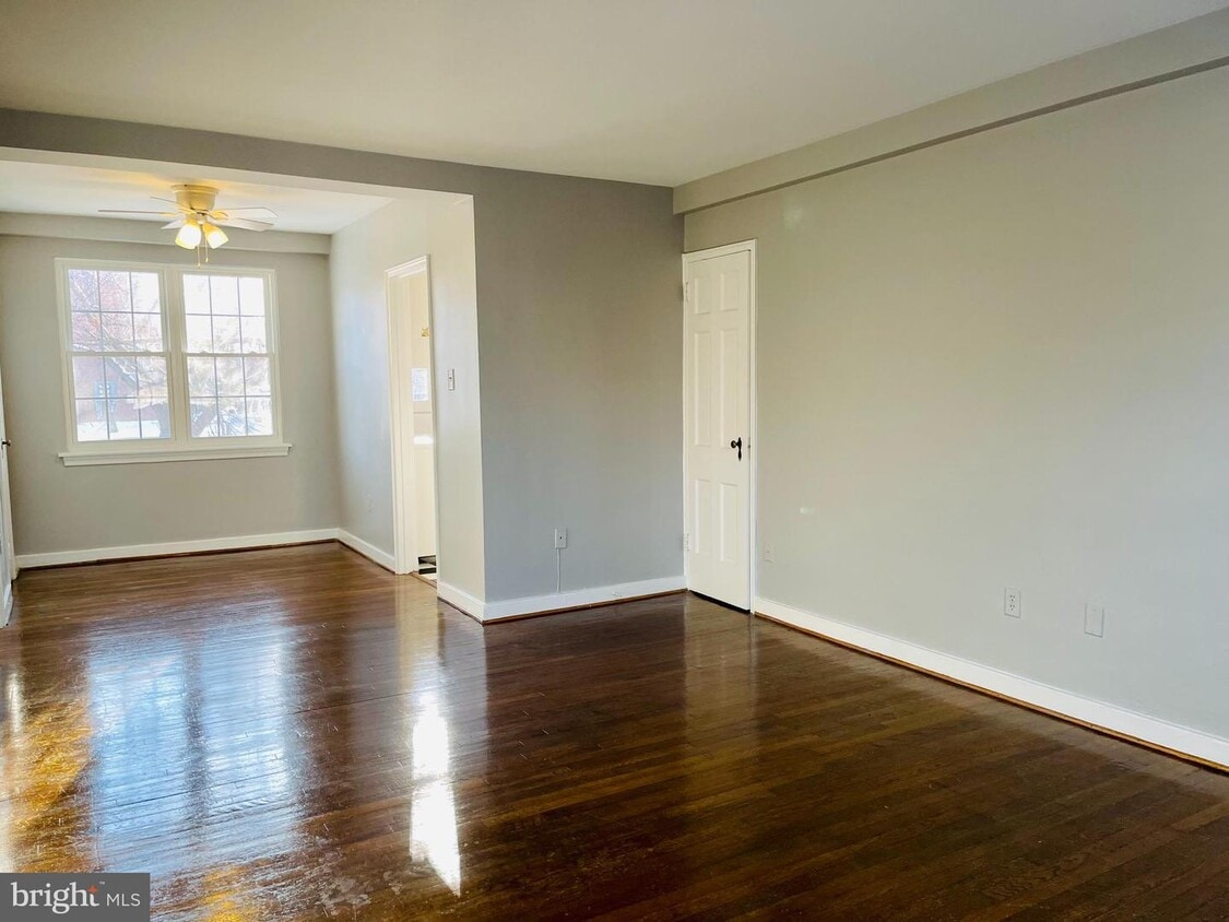 Primary Photo - 9 E Glebe Rd