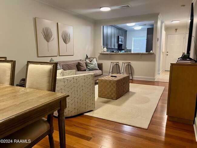 Foto del edificio - 416 Doucet Rd