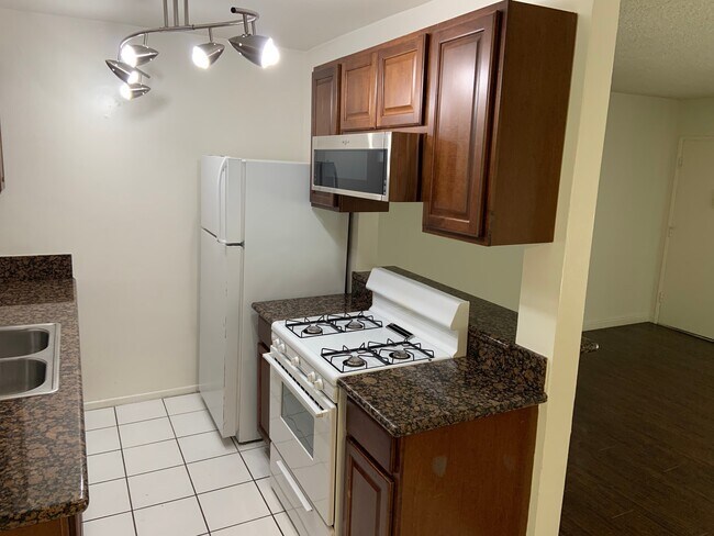 Foto del edificio - 9344 National Blvd