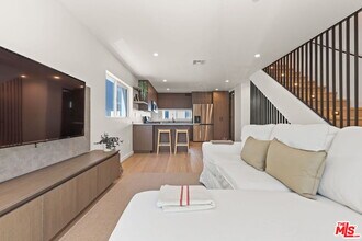 Building Photo - 843 Mariposa Ave