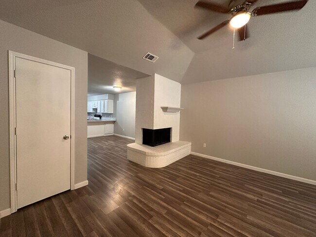 Foto del edificio - Spacious 3 bedroom, 2 full Bath Duplex Loc...