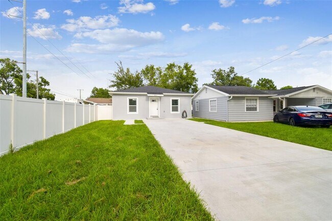 Foto del edificio - 6817 N Sterling Ave