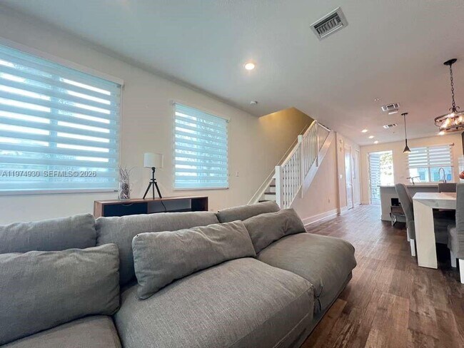 Foto del edificio - 10229 NW 64th Ter