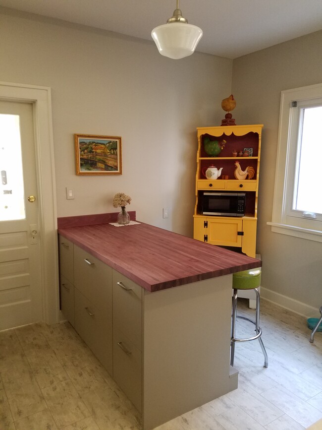 Modern kitchen, lots of storage and counter space - 1130 Beaconsfield Ave