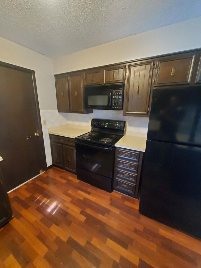 Building Photo - large free standing home Just S. of 13th a...