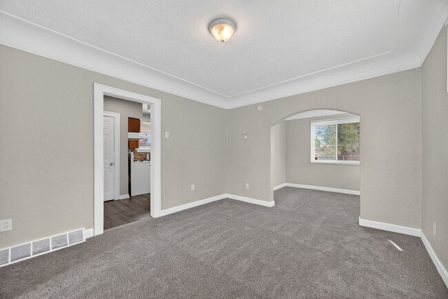 Building Photo - Spacious 3 bed 1.5bath Brick Colonial **Open House Sat June 6th from Noon to 1pm**