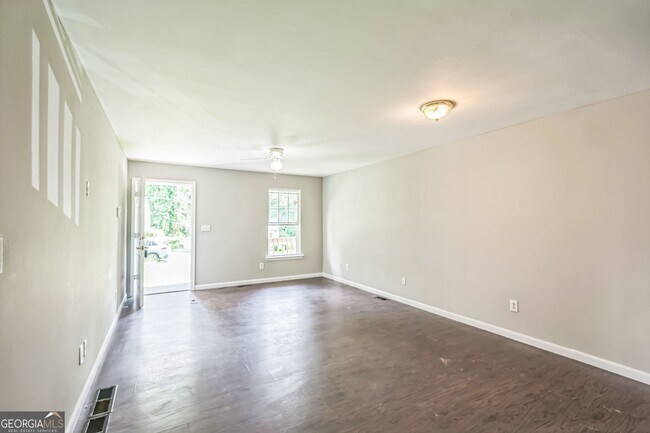 Foto del edificio - 2045 Baker Rd NW