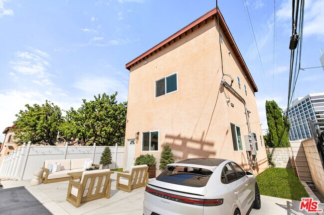 Foto del edificio - 16698 Moorpark St