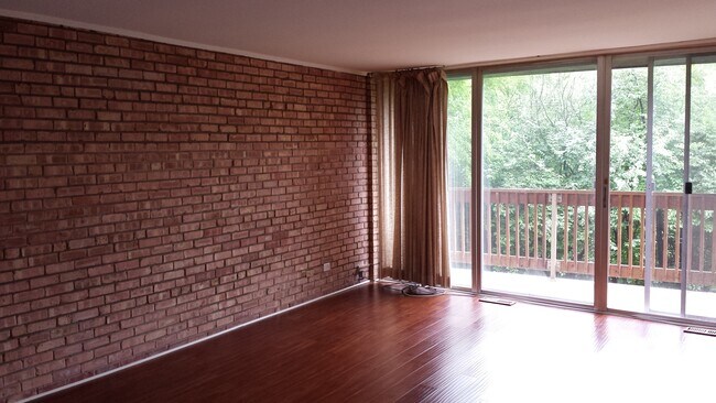 Foto del edificio - 5500 Hillcrest Ln
