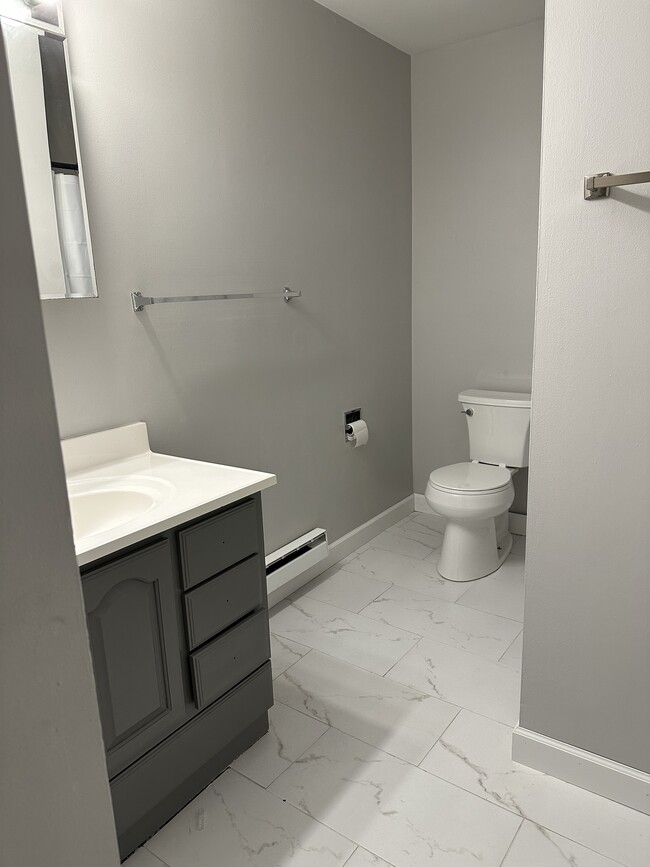 Building Photo - 226 Maple St