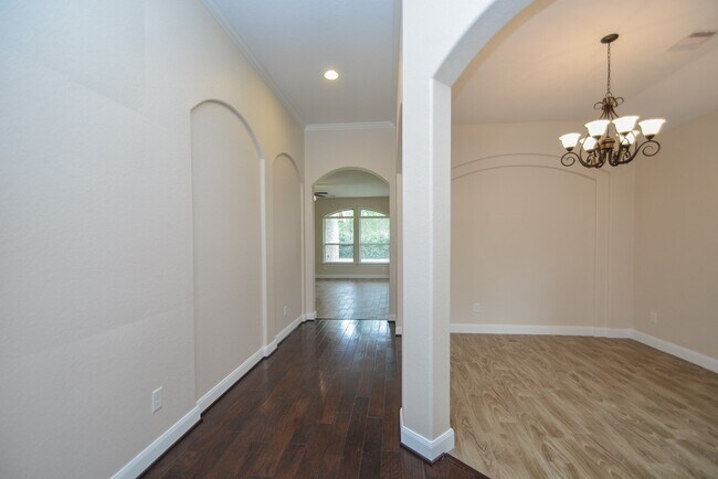 Building Photo - 6210 Hidden Alley Dr
