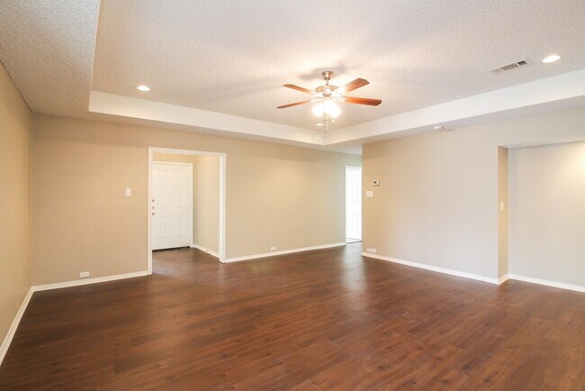 Building Photo - 849 Woodridge Cir