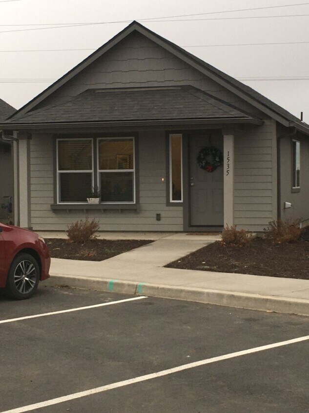 Foto principal - Newer 2 Bedroom / 1 Bathroom in SW Redmond