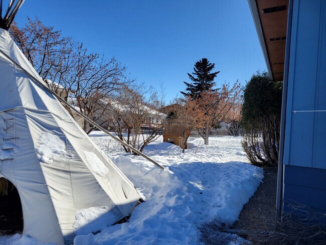Building Photo - 5 bedroom home with attached garage in Boz...