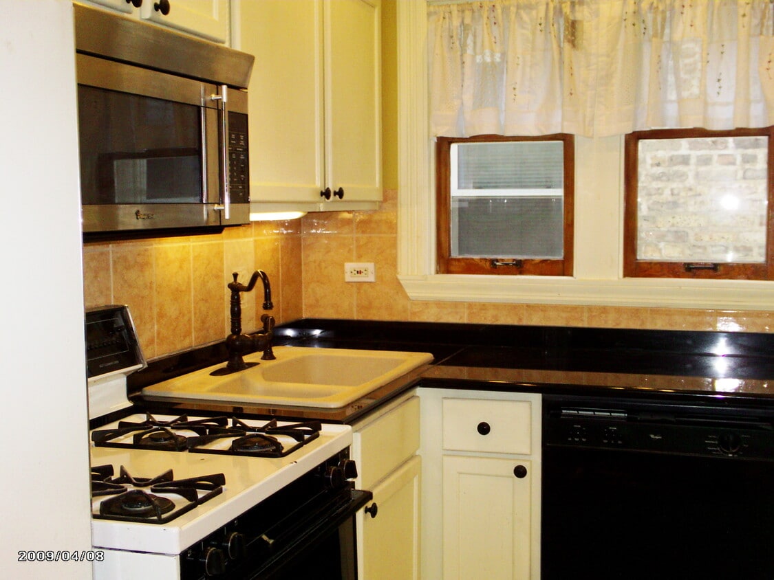 Primary Photo - 2420 W Palmer St