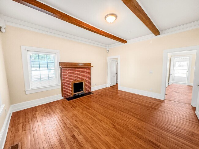 Foto del edificio - Charming older home in a peaceful, quiet neighborhood