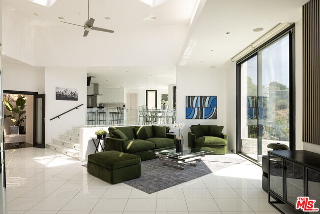 Foto del edificio - 2231 Sunset Plaza Dr