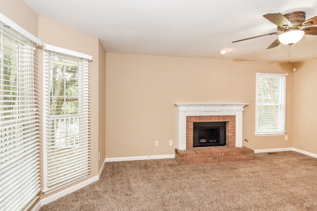 Foto del edificio - 16 Camden Woods Pl