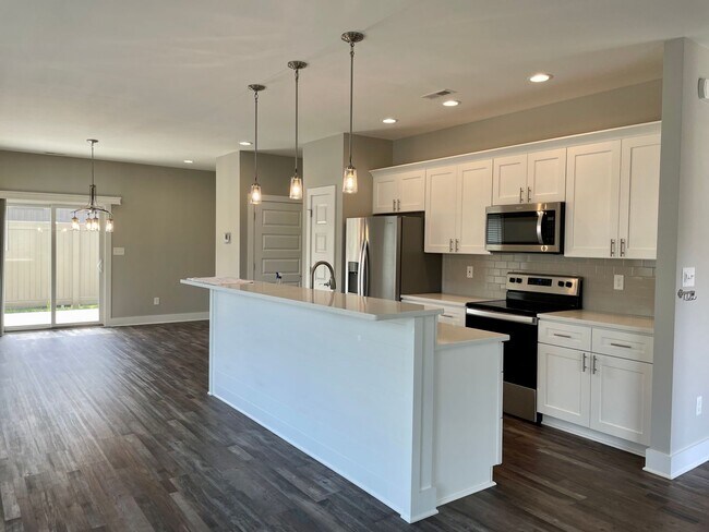 Foto del edificio - Luxury End Unit Townhouse in Campbell County