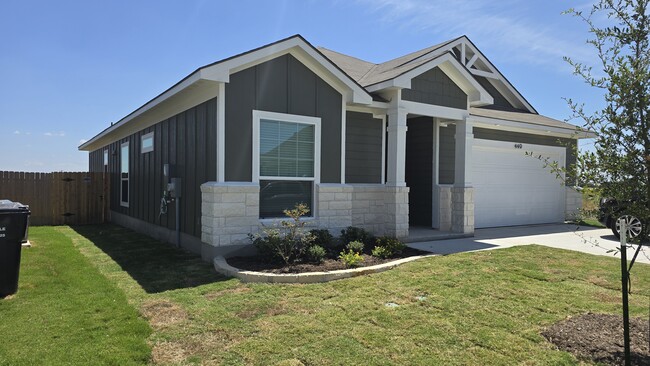 Building Photo - 449 Pipe Creek Dr