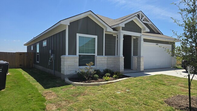 Foto del edificio - 449 Pipe Creek Dr