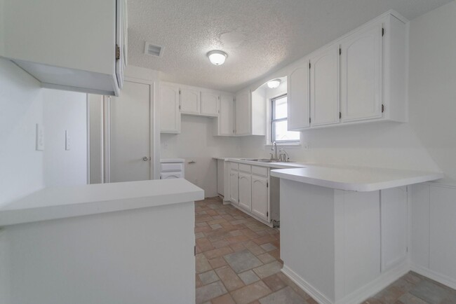 Building Photo - Edmond home