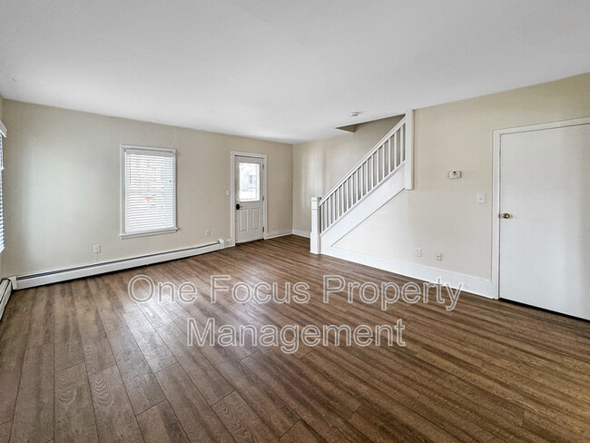 Building Photo - 334 N 4th St