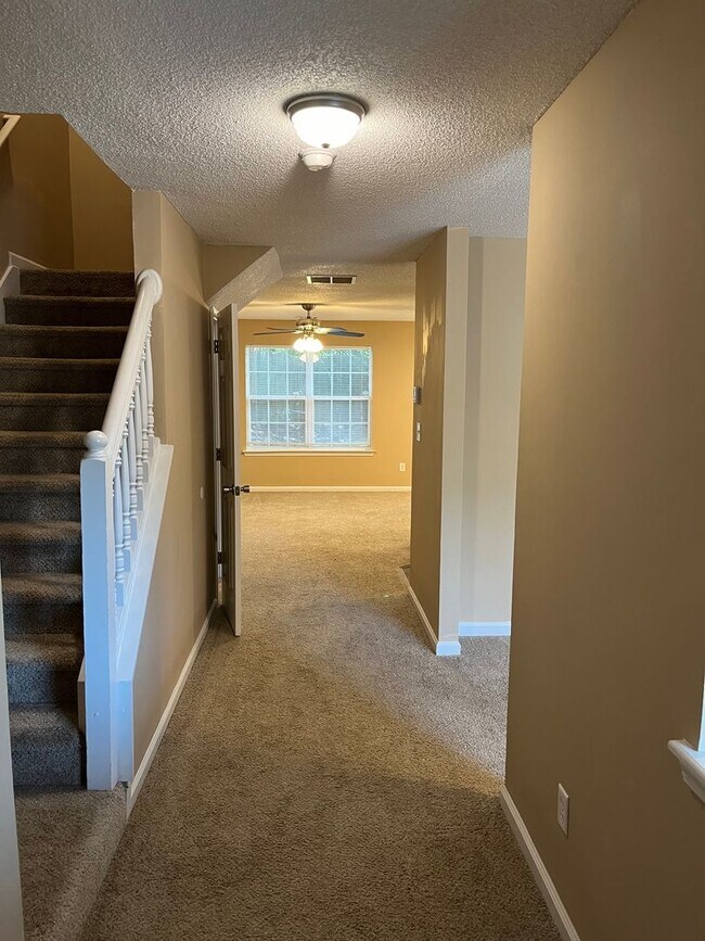 Building Photo - Spacious 3/2.5 Townhome in Quiet Neighborh...